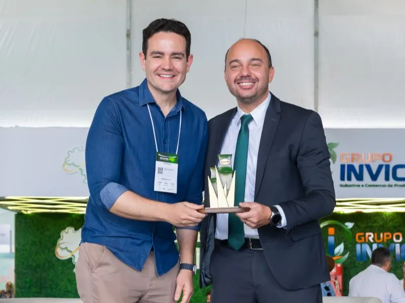 Rodrigo Tavares Fernandes, recebe em nome do secretário de Estado de Agricultura, Thales Fernandes