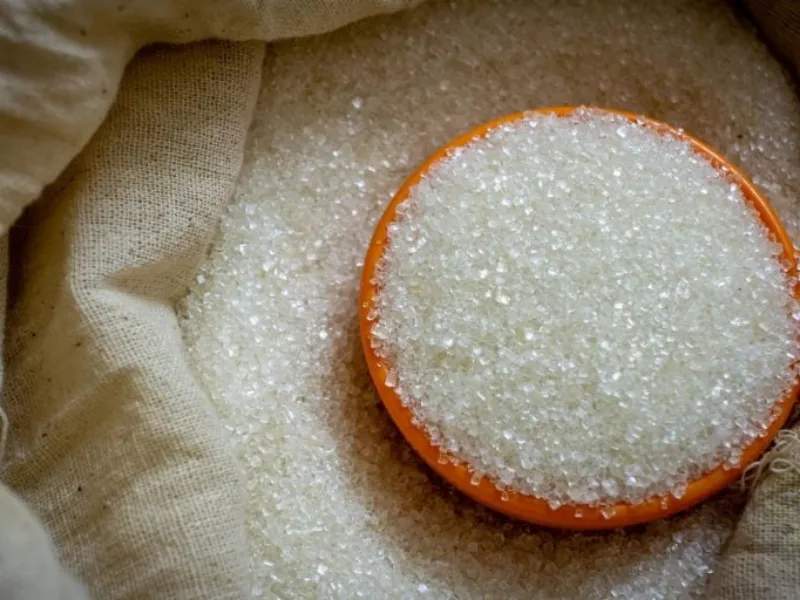 Açúcar enfrenta volatilidade global com expectativa de exportações da Índia e queda nas vendas brasileiras